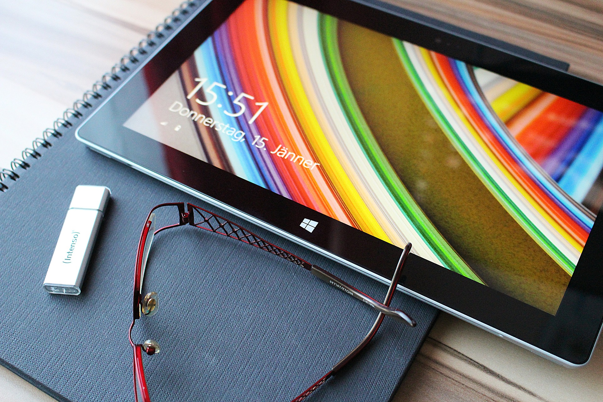 Tablet mit Brille, USB Stick und schwarzer Mappe